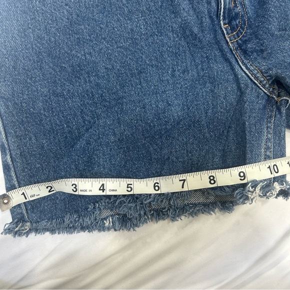 Levi’s 505 medium wash denim cut off women’s shorts size 28 - Picture 4 of 7